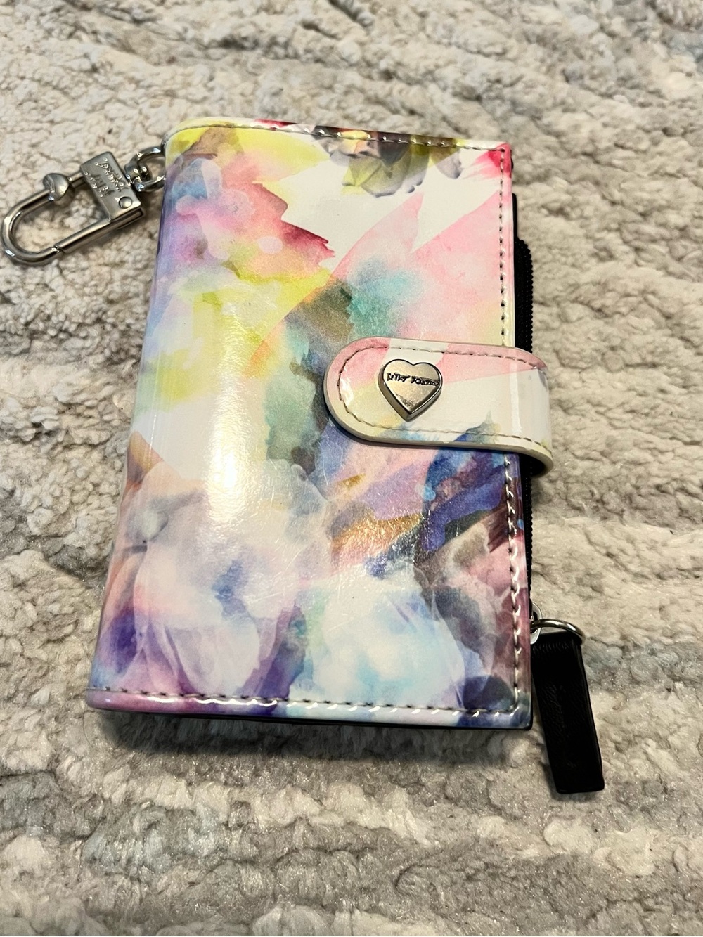 Betsey Johnson Watercolor Key Card Wallet with Heart Plaque.  EUC